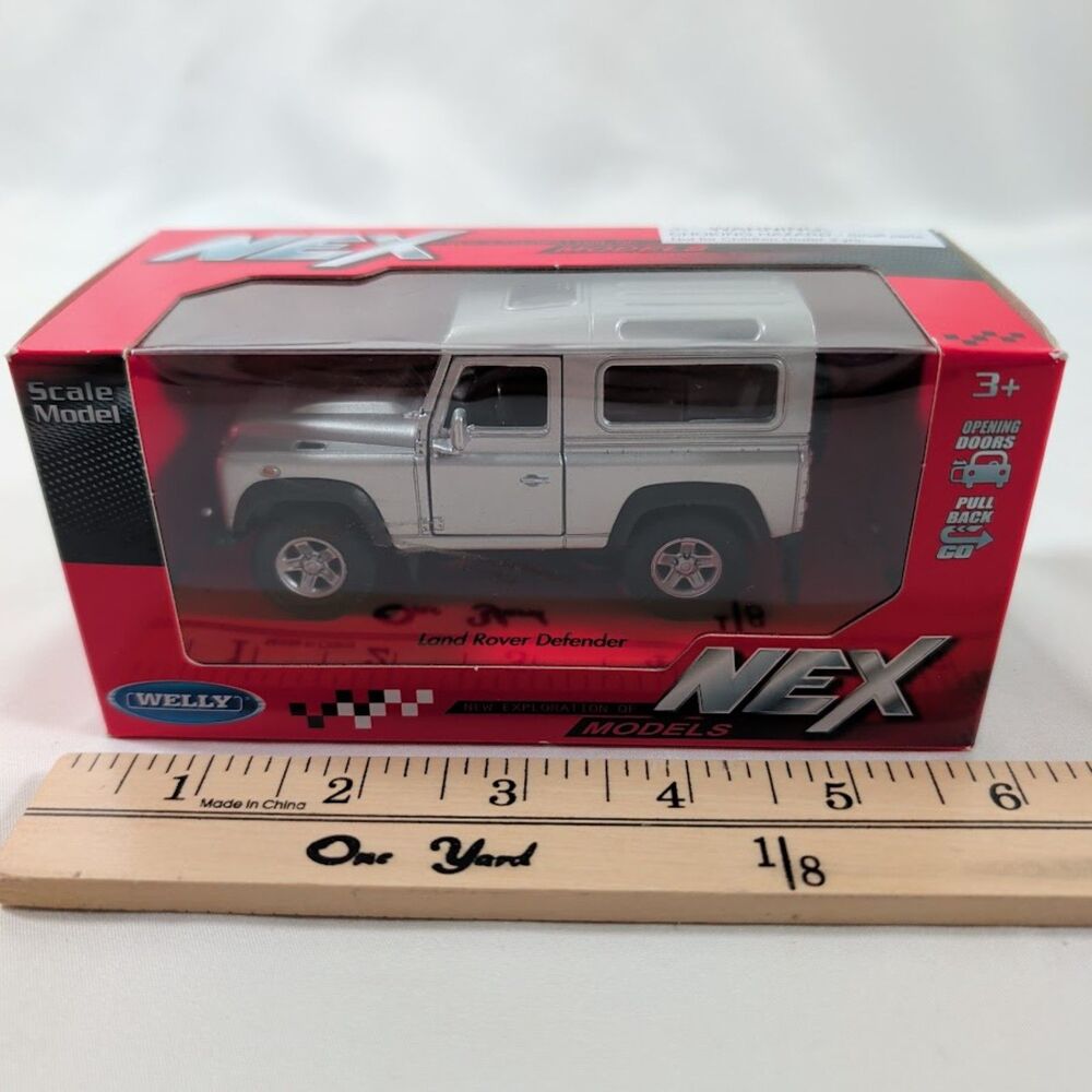 Welly 2007 Land Rover Defender Silver 1:38 Diecast Pull Back Model New Box